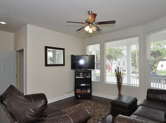 5th image of 219 E Lloyd St