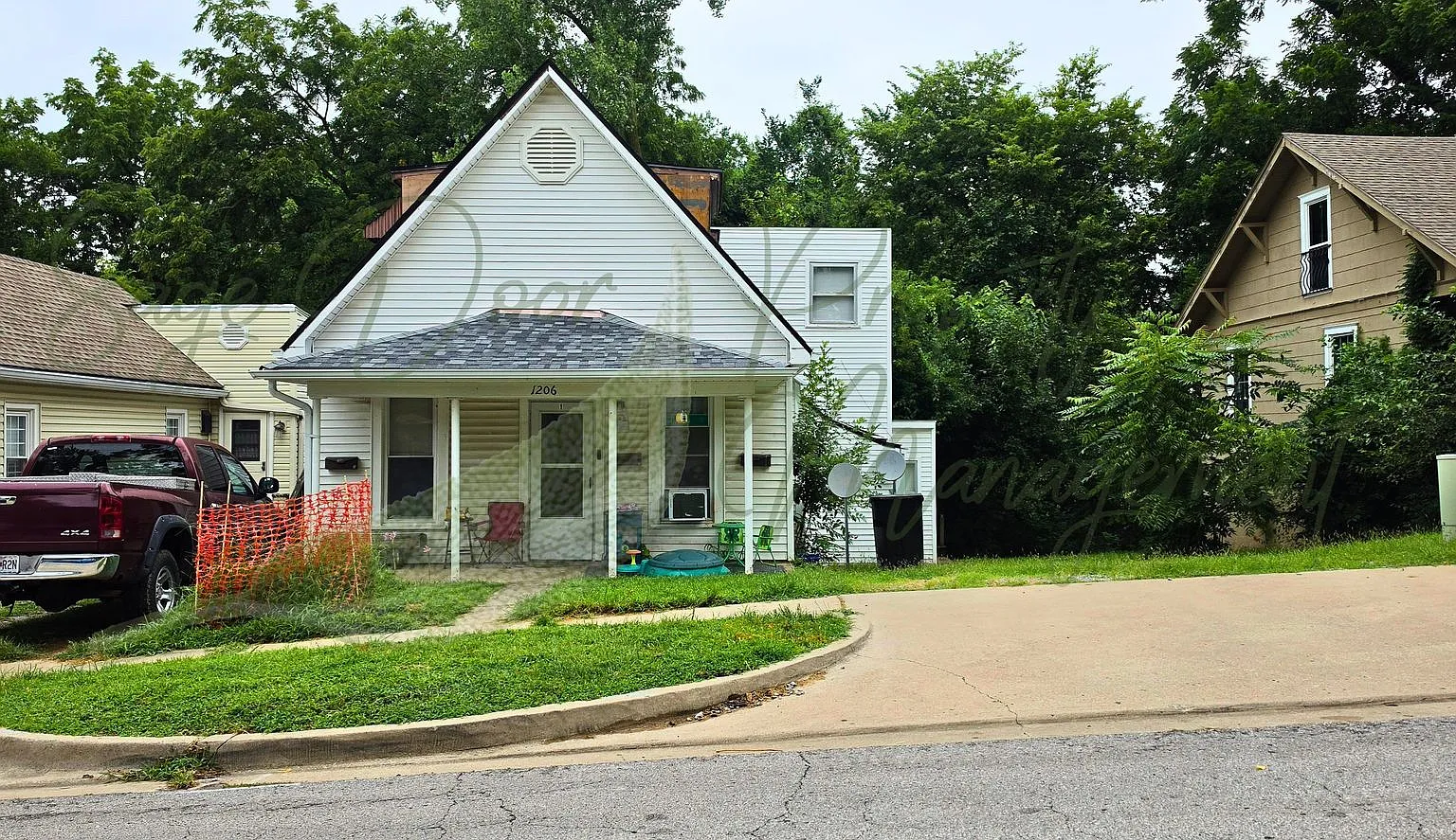 1206 W Maple Ave — Photo 2