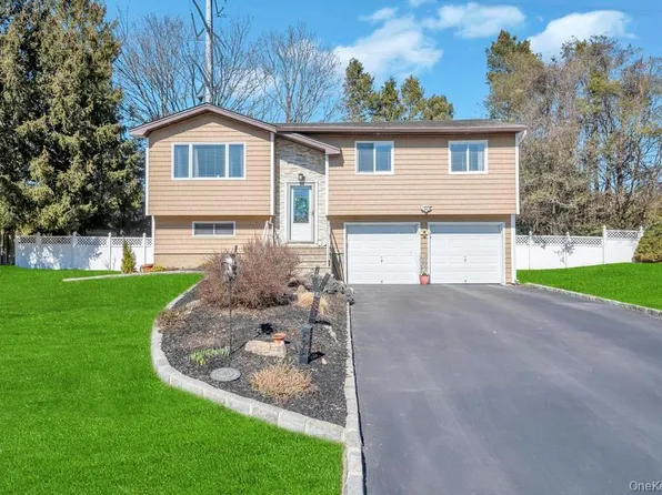 3 Terrace Drive, Hauppauge, NY 11788