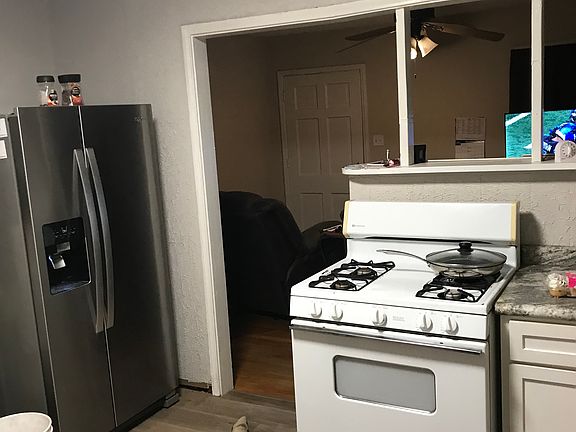 4th image of 805 E Mesquite St
