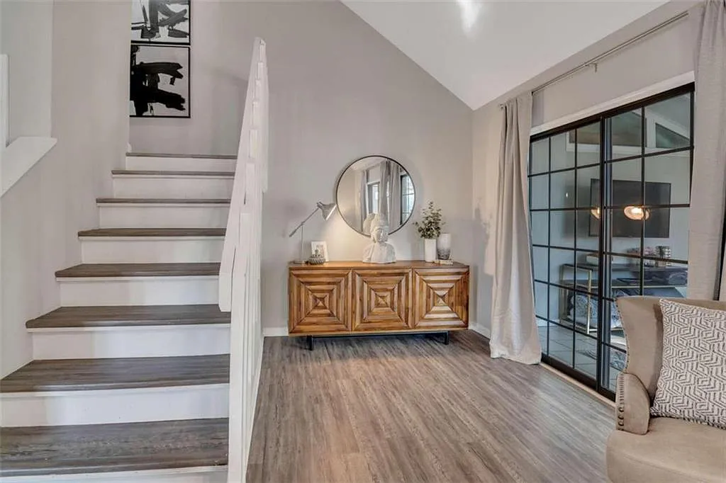 2 bed, 1.5 bath, $3,750 — Photo 3