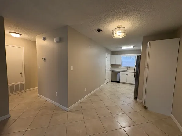 2 bed, 1.0 bath, 841 sqft, $1,250, 3354 La Leyenda Ct APT A, Gulf Breeze, FL 32563