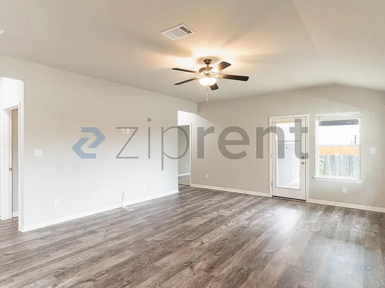 1520 Homestead Farms Dr — Photo 2