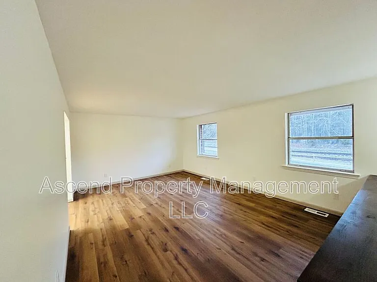 370 Julian Rd — Photo 3