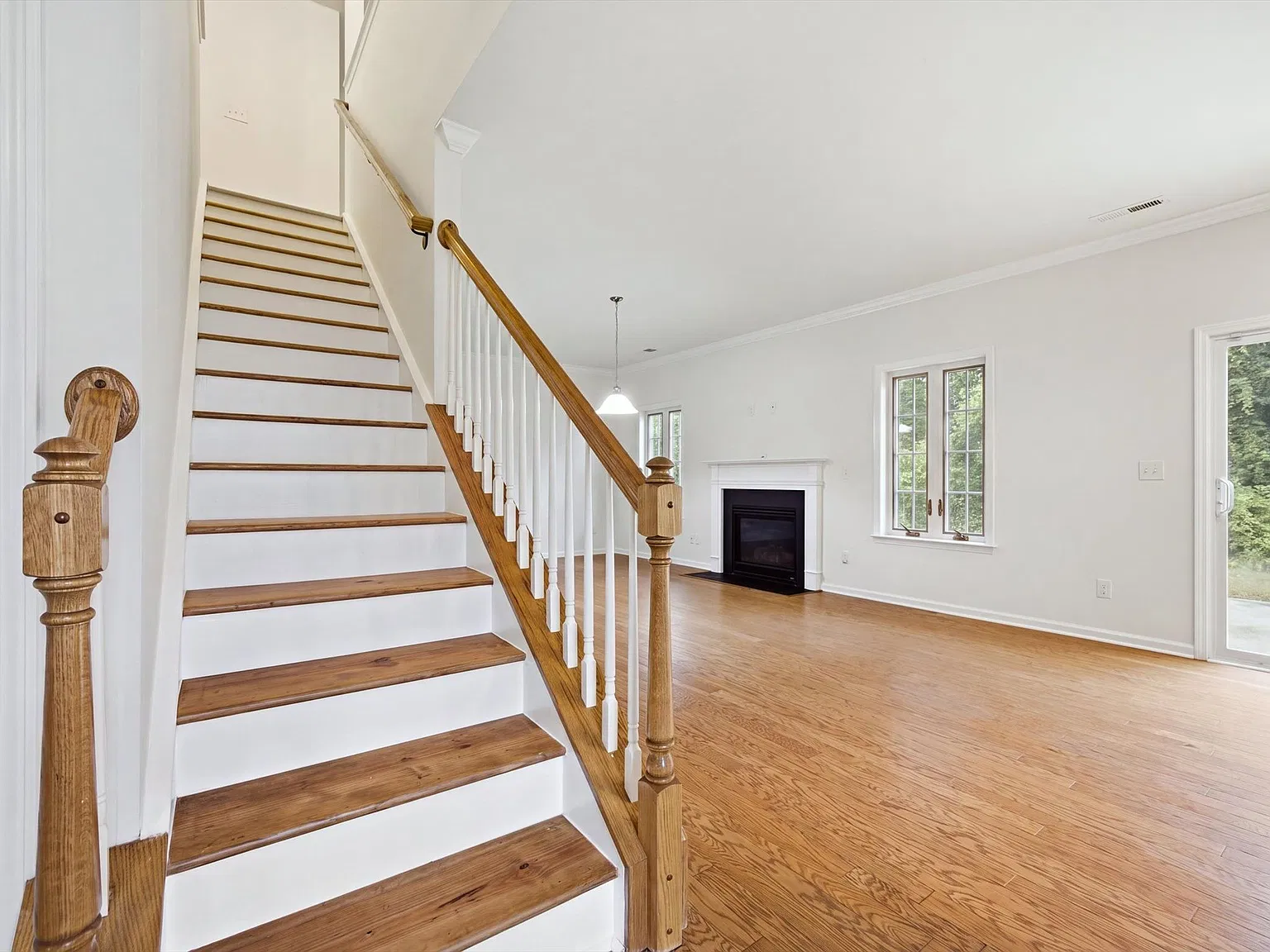 3 bed, 2.5 bath, 1837 sqft, $2,100 — Photo 3