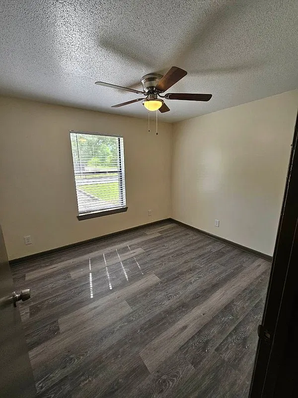 2 bed, 1.0 bath, 1000 sqft, $900 — Photo 1