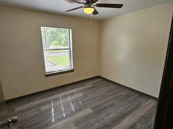 203 4th St #A2, Monteagle, TN 37356