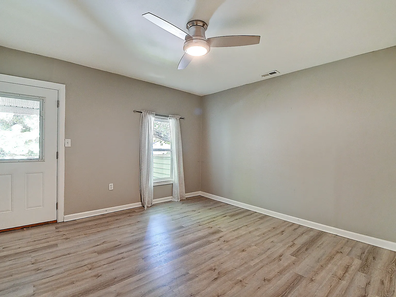 2 bed, 944 sqft, $1,249 — Photo 3