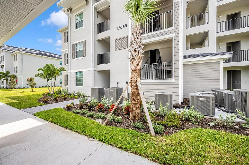 3 bed, 2.0 bath, 1301 sqft, $3,000 — Photo 2
