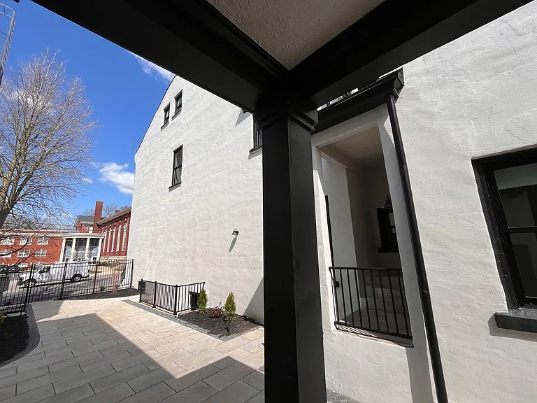 176 N Broadway #3 — Photo 10