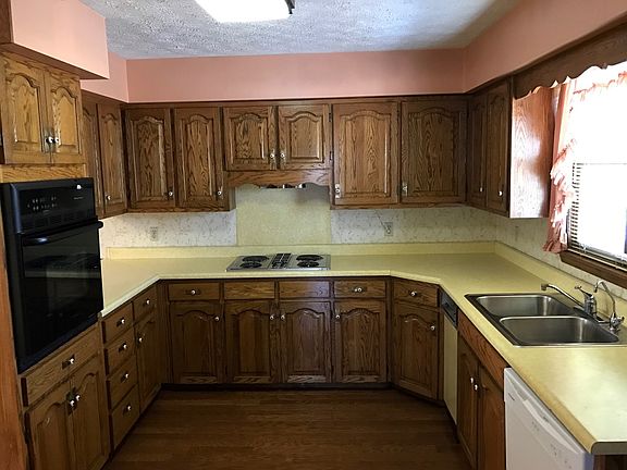 5th image of 544 Birch St