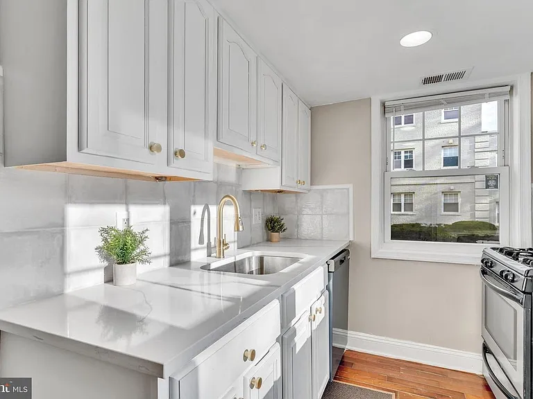 912 Barnaby St SE #101 — Photo 9