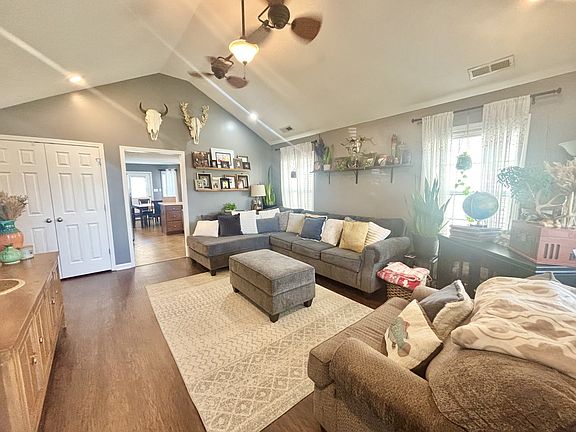 3rd image of 102 Saddlebrook Ct