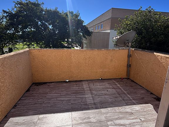 3rd image of 802 N Santa Fe Ave #6