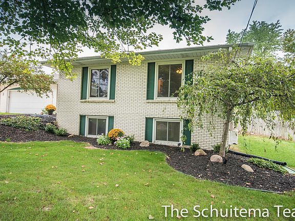 3rd image of 6870 Sherwood Dr