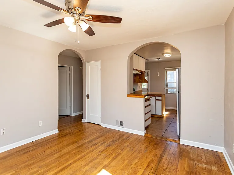922 E High St — Photo 8
