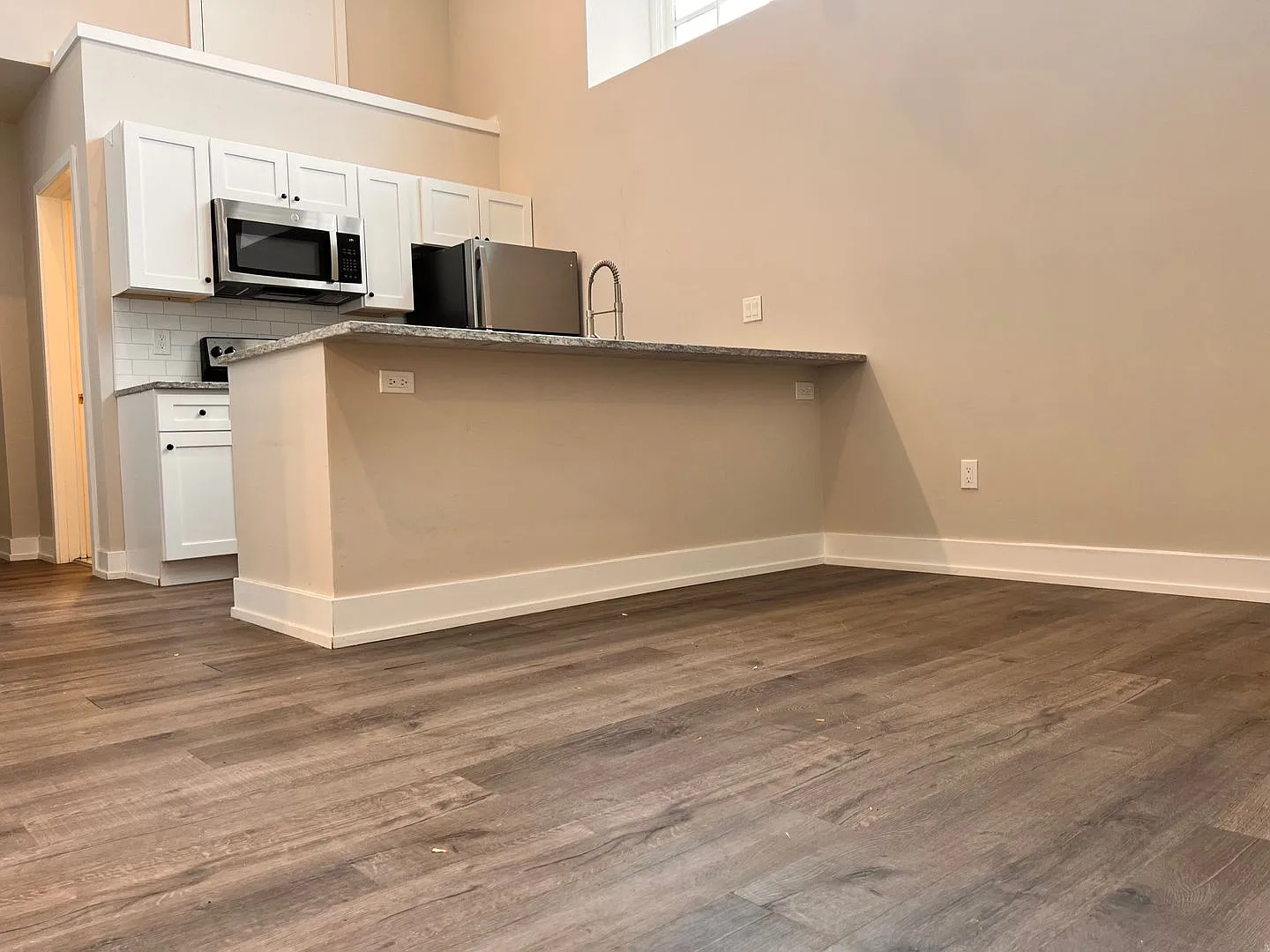 Modern 2 Bed with Hardwood floors, High Ceilings and stainless Steel Appliances. — Photo 3