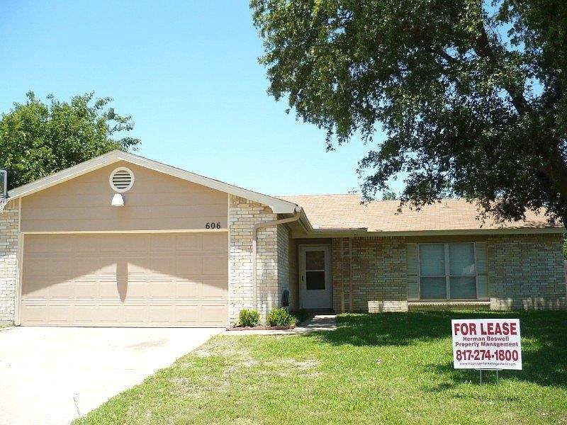 2nd image of 606 Thornwood Trl