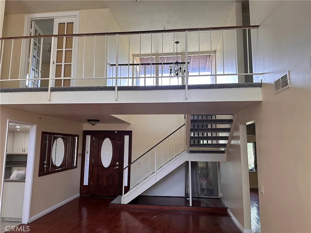 5 bed, 2355 sqft, $5,975 — Photo 4