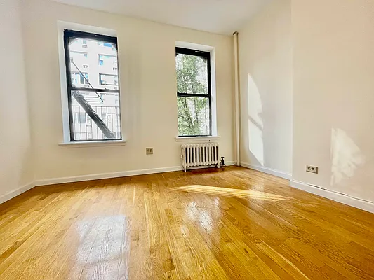 Rented by HOLTON REAL ESTATE INC. | media 21