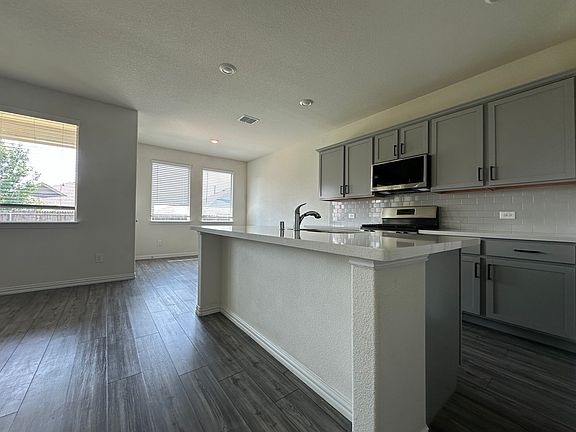3rd image of 404 Pepperbark Ave
