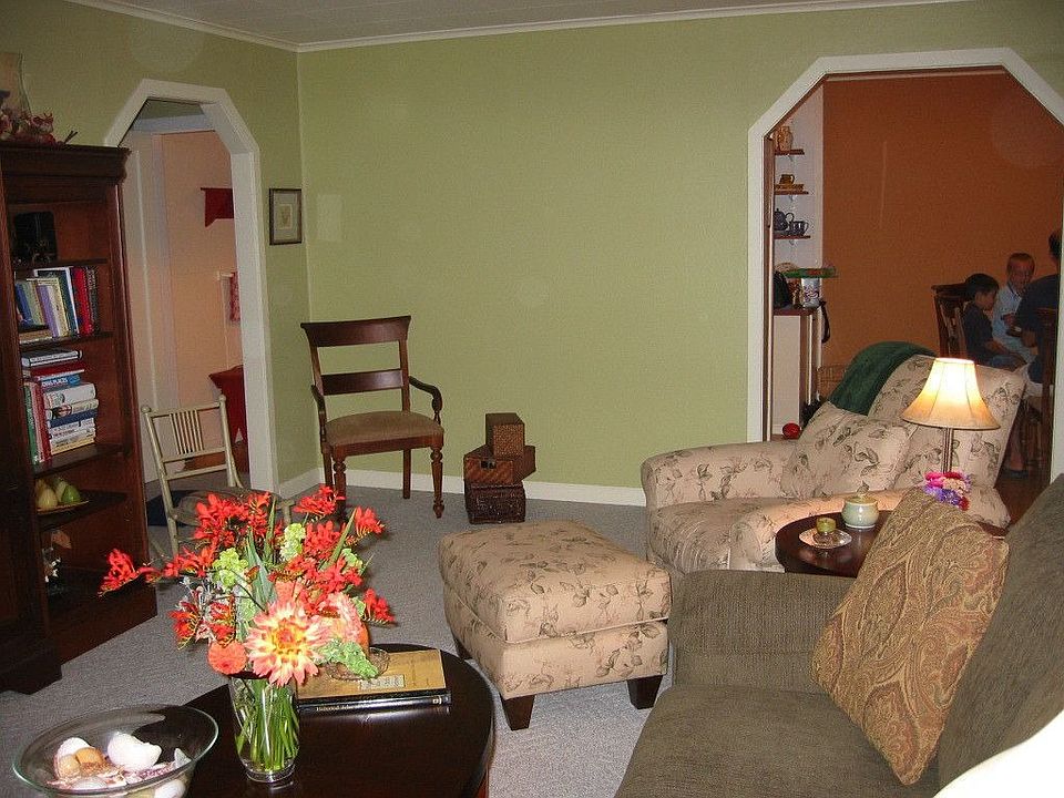 Spacious living room off kitchen/dining room