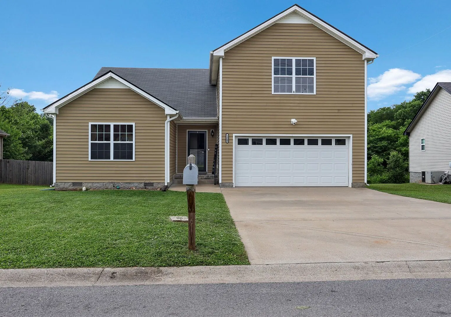 Pet Friendly Three Bedroom with Bonus! — Photo 2
