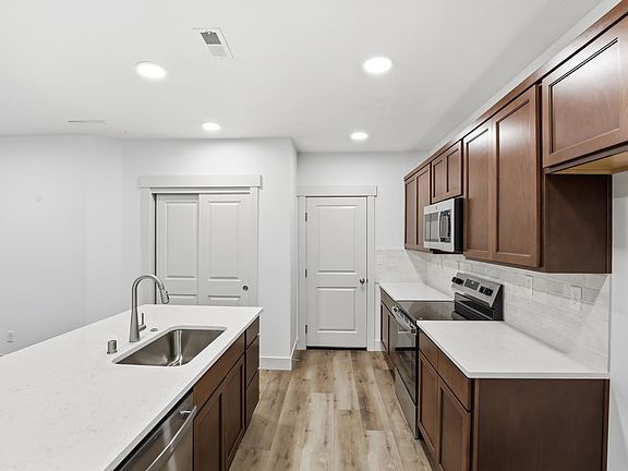 4th image of 420 N Viewmont Ct