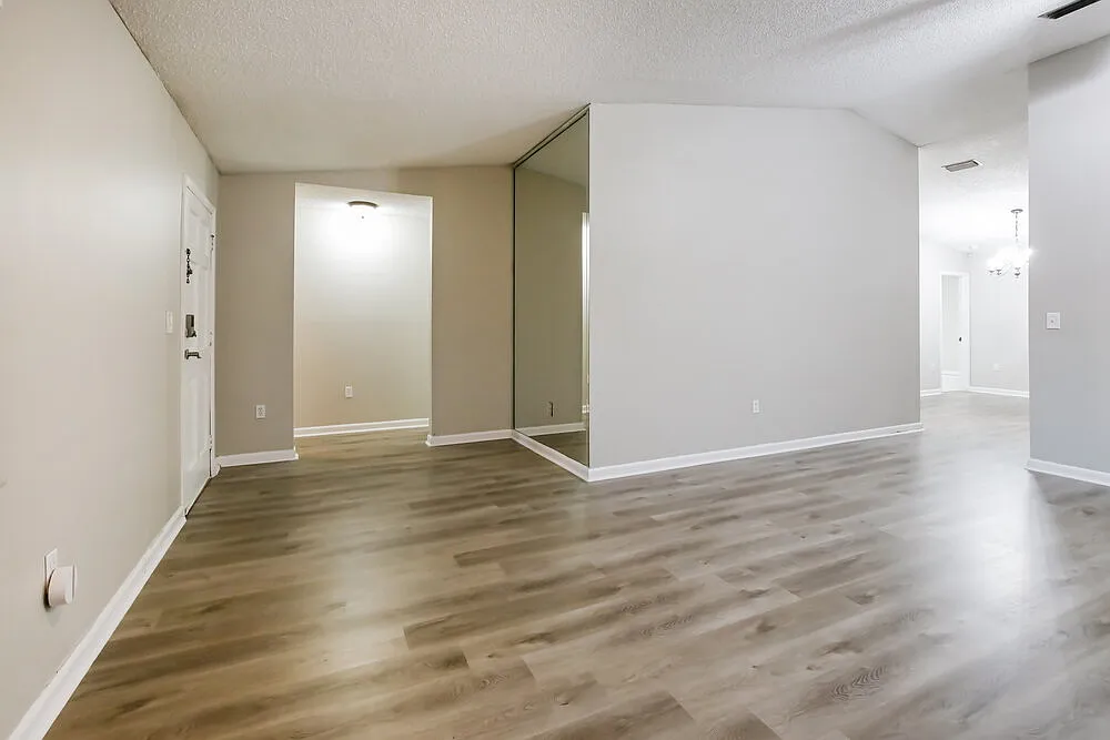 4 bed, 2.0 bath, 1752 sqft, $3,665 — Photo 3