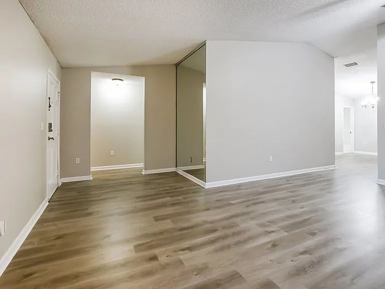 1739 SW 138th Ave — Photo 3