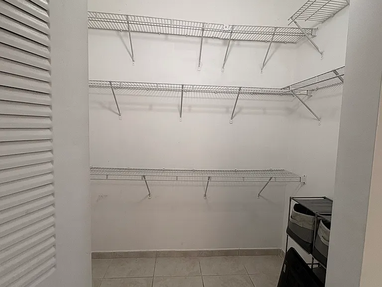 Walking closet in masterbedroom