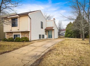 2S509 Dogwood Ct, Warrenville, IL 60555