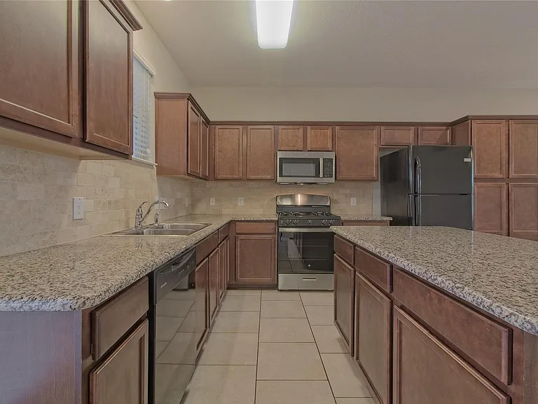 315 N Heatherwilde Blvd — Photo 16