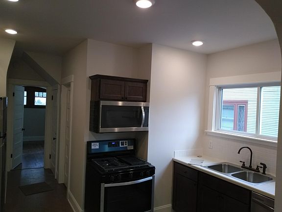 3rd image of 1024 Chester St SE #1