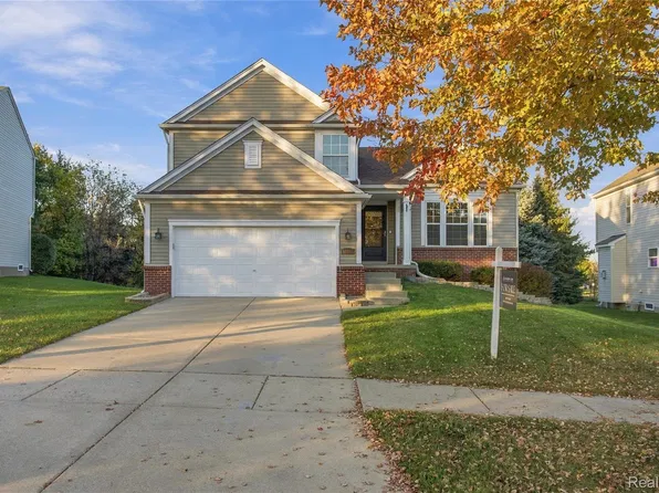 866 Canyon Creek Dr, Holly, MI 48442