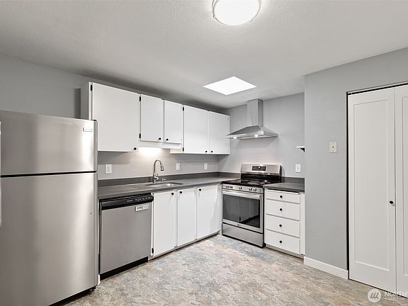 4th image of 4308 NE Sunset Boulevard #V5