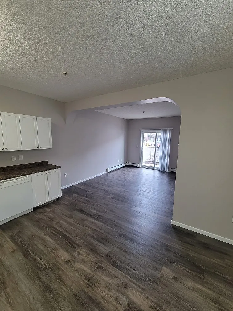Tamarack Manor — Photo 3