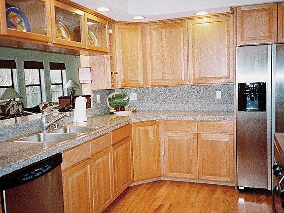 Kitchen with granite & stainless appls