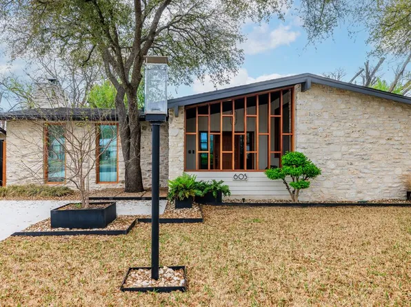 605 N Adams St, Fredericksburg, TX 78624