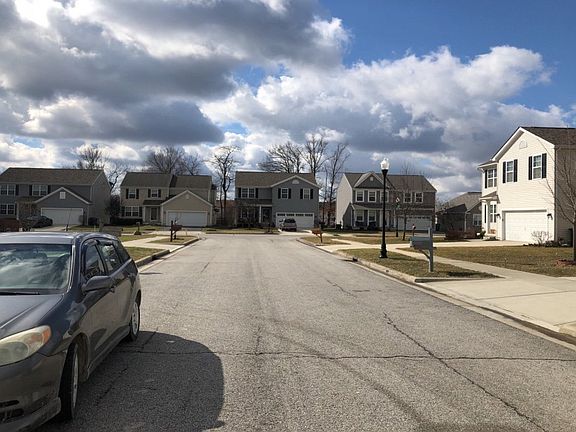 4th image of 585 Altona Dr