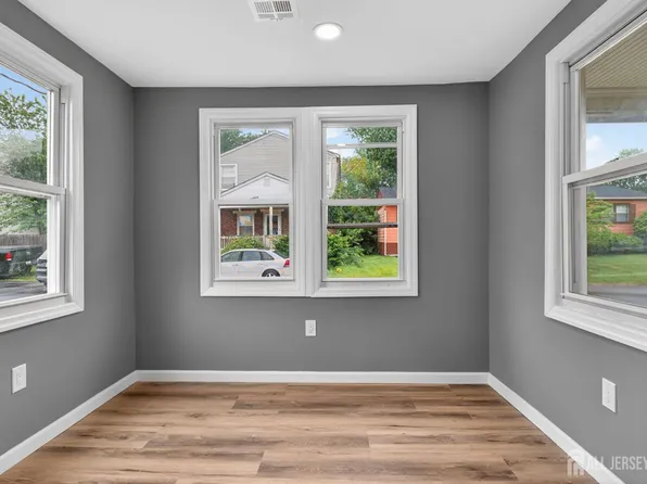 16 Gordon St, Cliffwood, NJ 07721