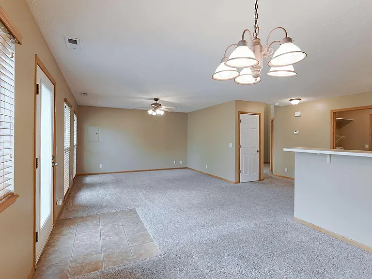 1718 Sawyer St — Photo 6