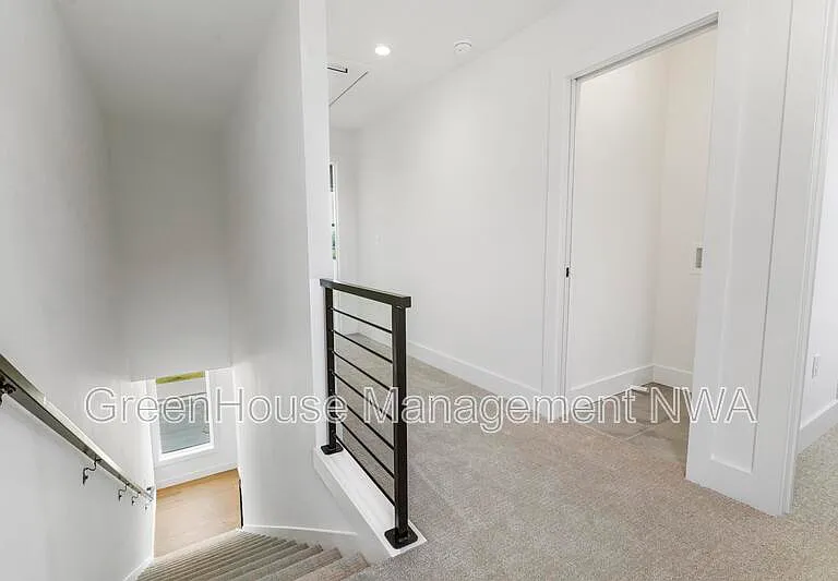 627 SW C St — Photo 11