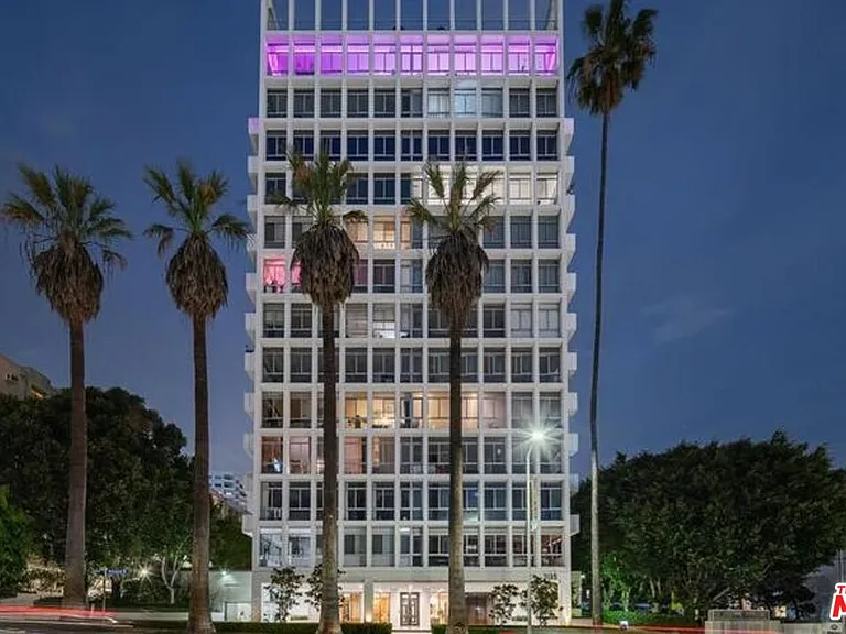 7135 Hollywood Blvd #203 — Photo 2