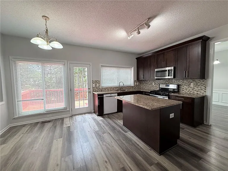 175 Sessingham Ln — Photo 6
