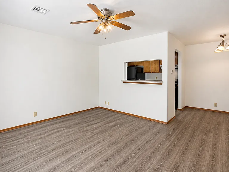 Meadow Glen Apartments — Photo 12