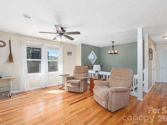 4th image of 29 Arrowhead St