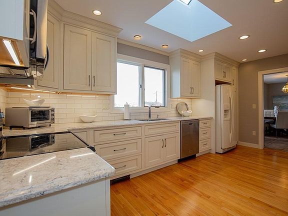 4th image of 5 Beacon Hill Blvd