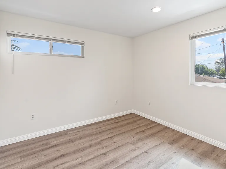 2446 S Dunsmuir Ave — Photo 8