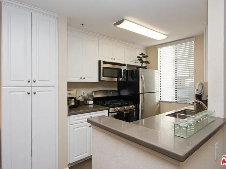 7320 Hawthorn Ave #213 — Photo 3